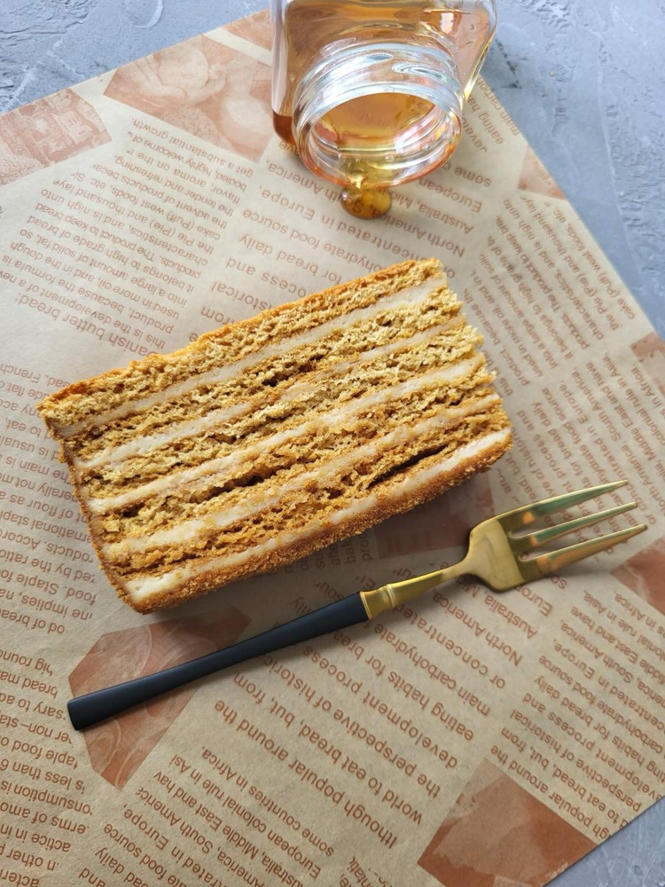 Медовик у Лісабоні на замовлення — домашній український honey cake з медовими коржами та ніжним кремом.