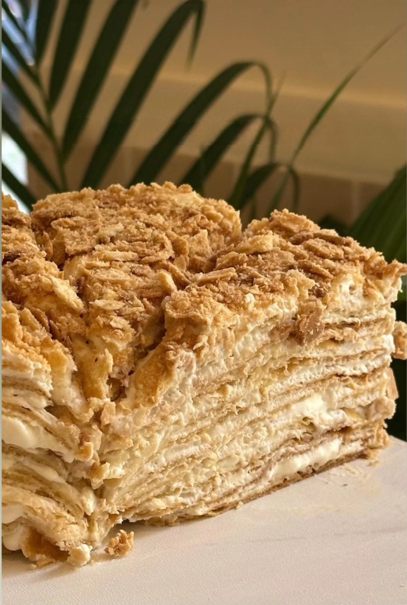 Торт Наполеон у Лісабоні на замовлення — тонкі шари листкового тіста з ніжним кремом, класика як удома.