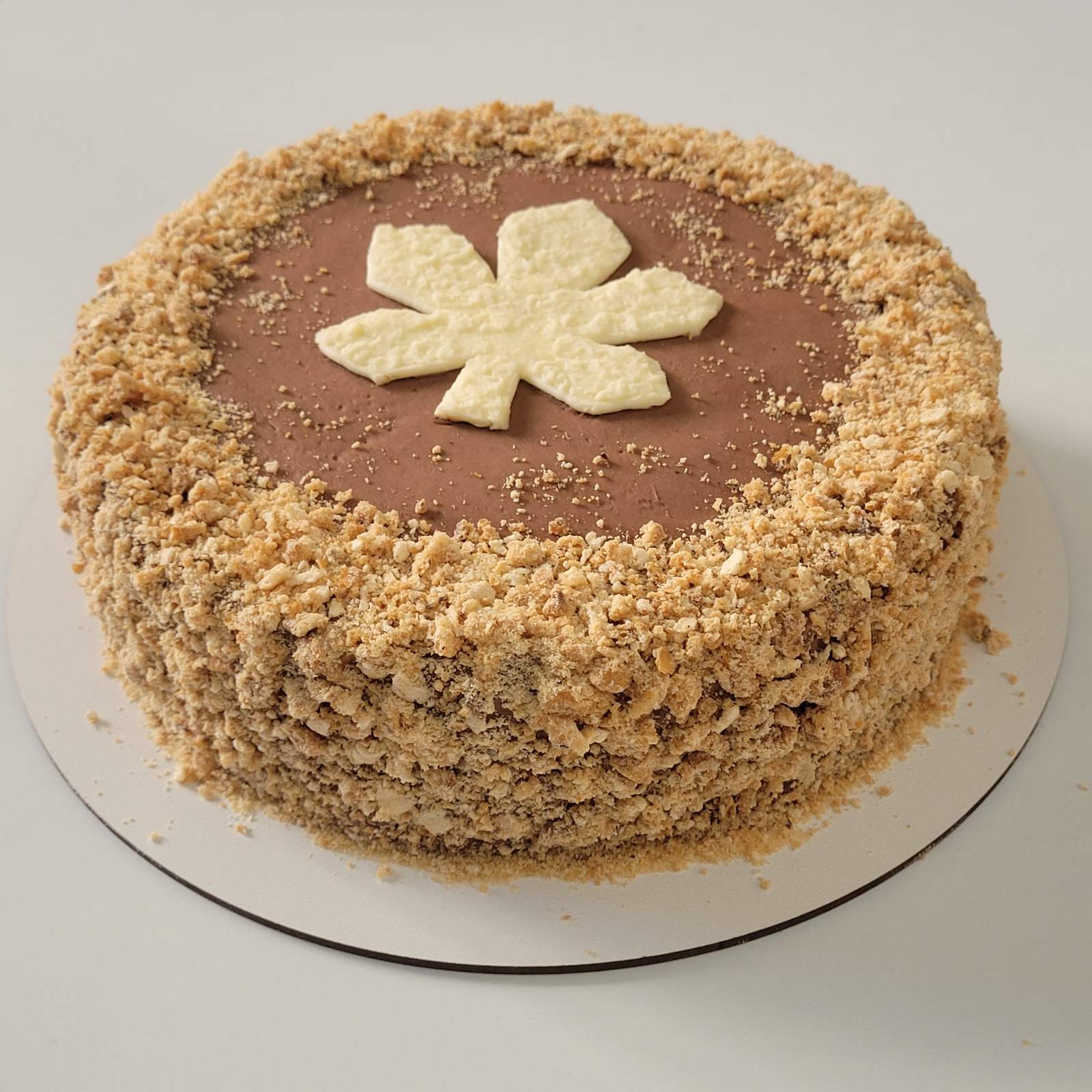 Київський торт у Лісабоні на замовлення — хрустке безе з горіхами та ніжний крем, акуратна домашня подача.