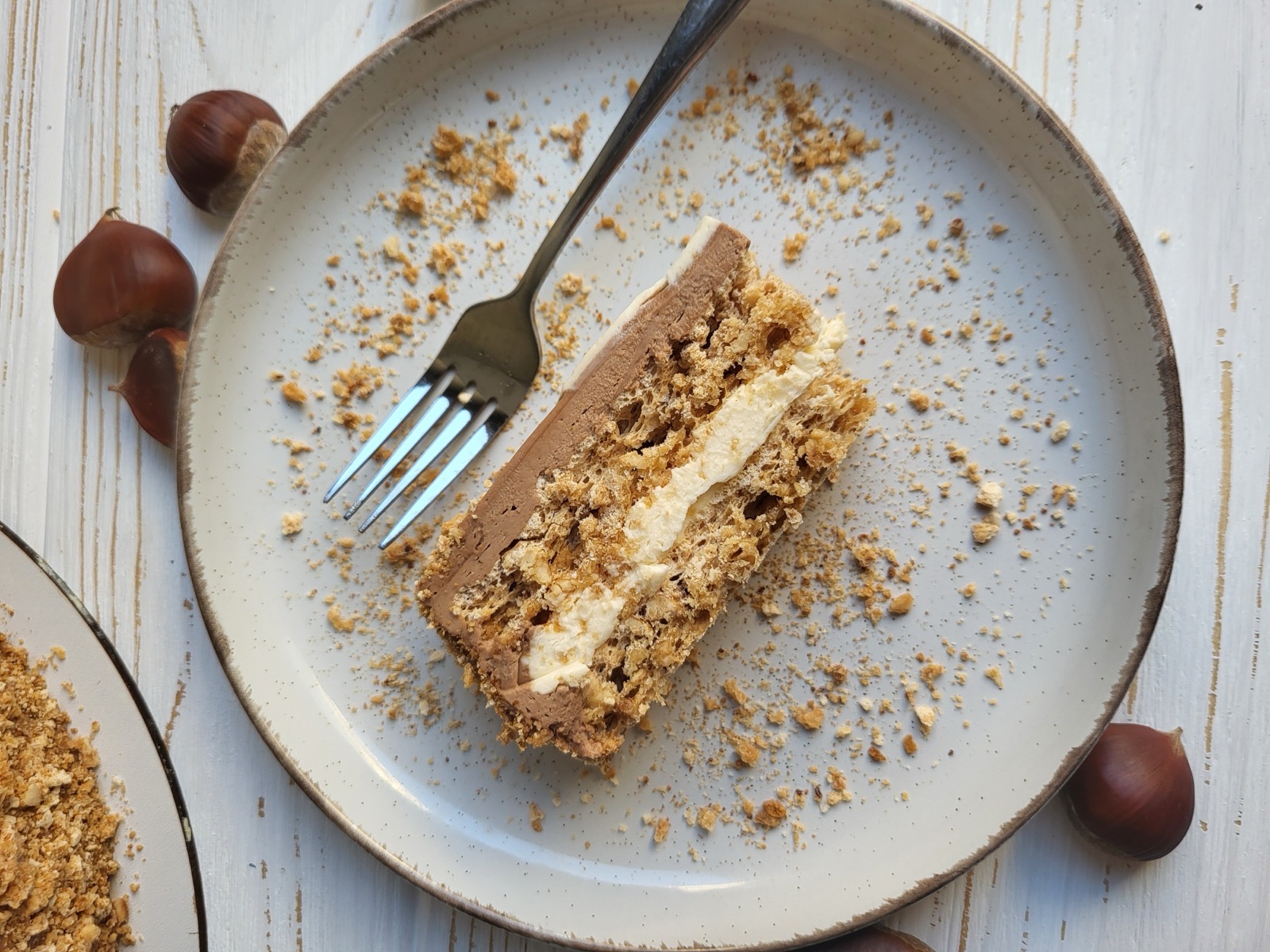 Київський торт у Лісабоні на замовлення — хрустке безе з горіхами та ніжний крем, акуратна домашня подача.