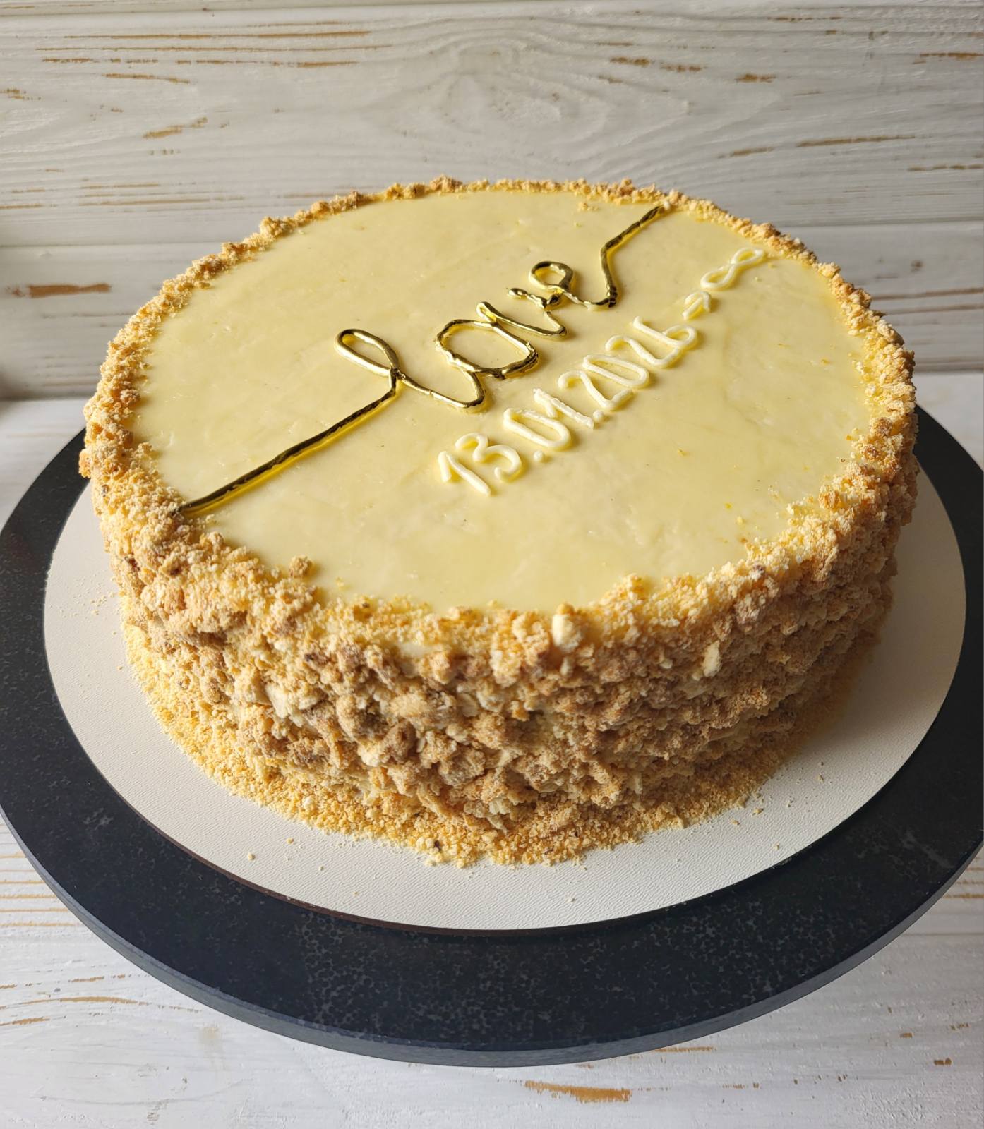 Київський торт у Лісабоні на замовлення — хрустке безе з горіхами та ніжний крем, акуратна домашня подача.