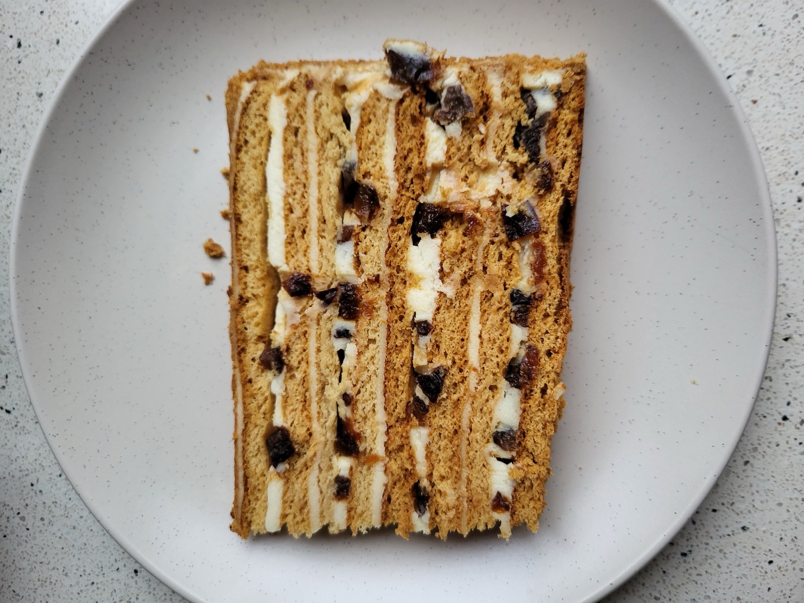 Медовик у Лісабоні на замовлення — домашній український honey cake з медовими коржами та ніжним кремом.