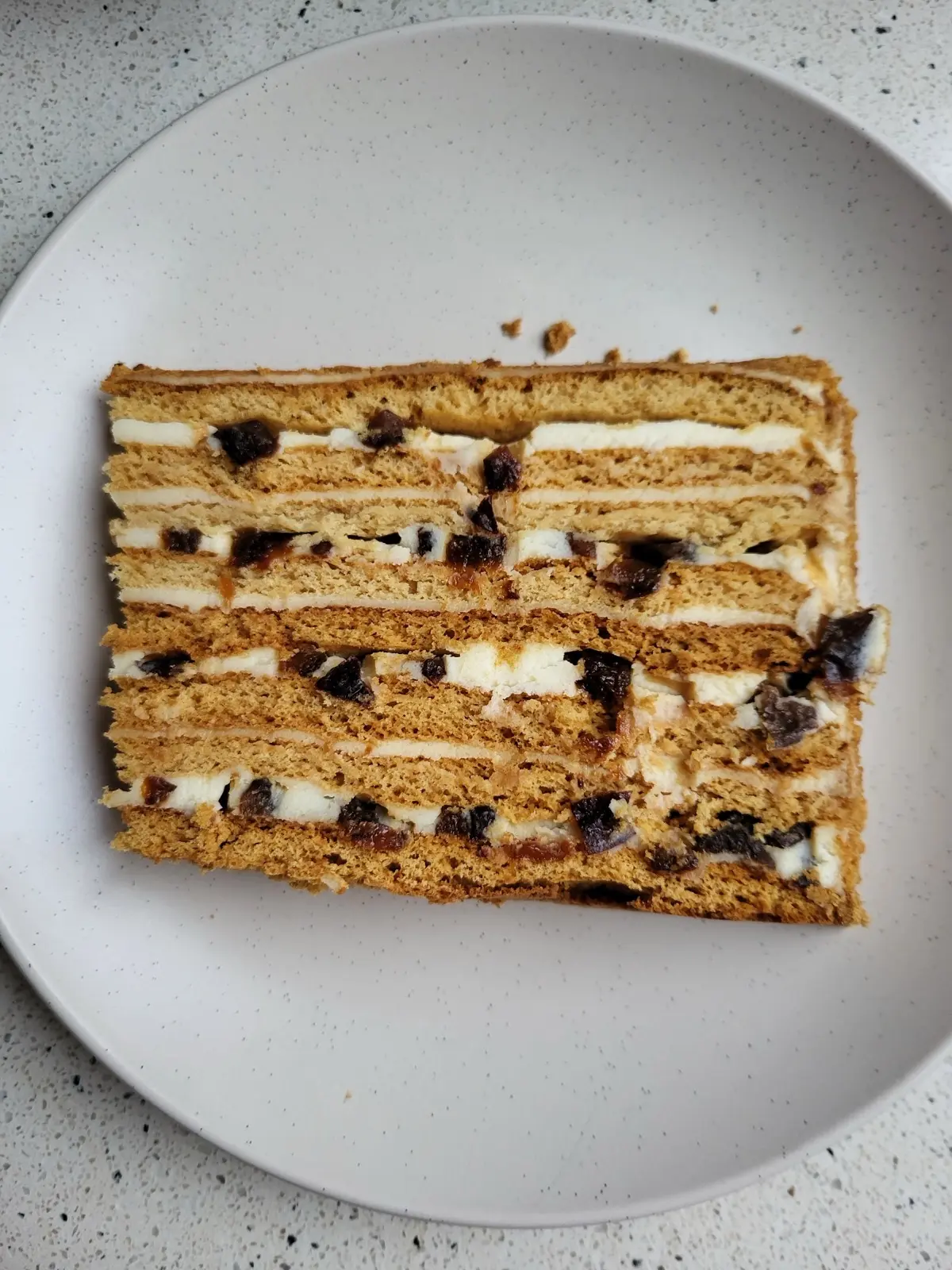 Медовик з чорносливом — торт на замовлення у Лісабоні