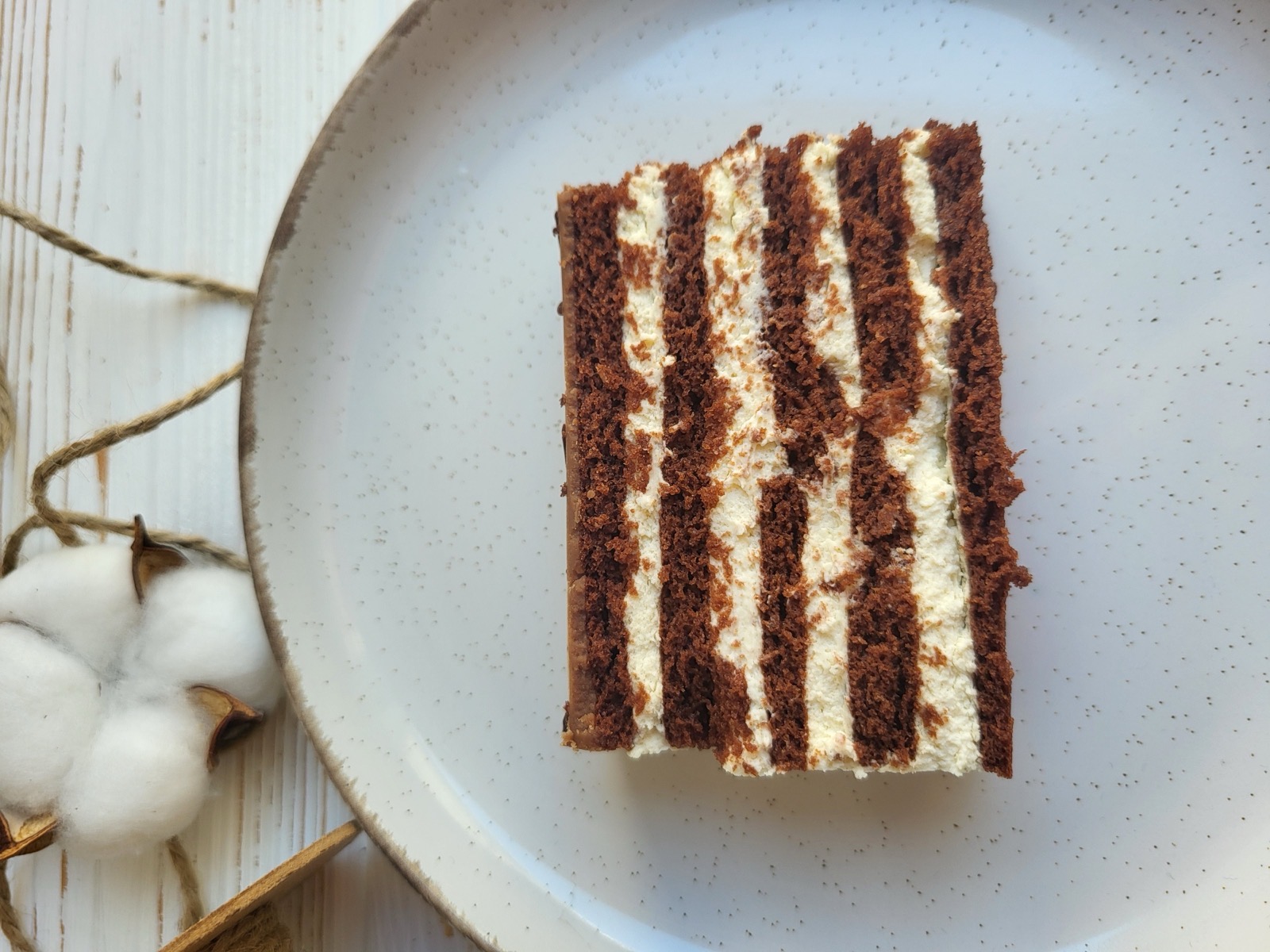 Медовик у Лісабоні на замовлення — домашній український honey cake з медовими коржами та ніжним кремом.
