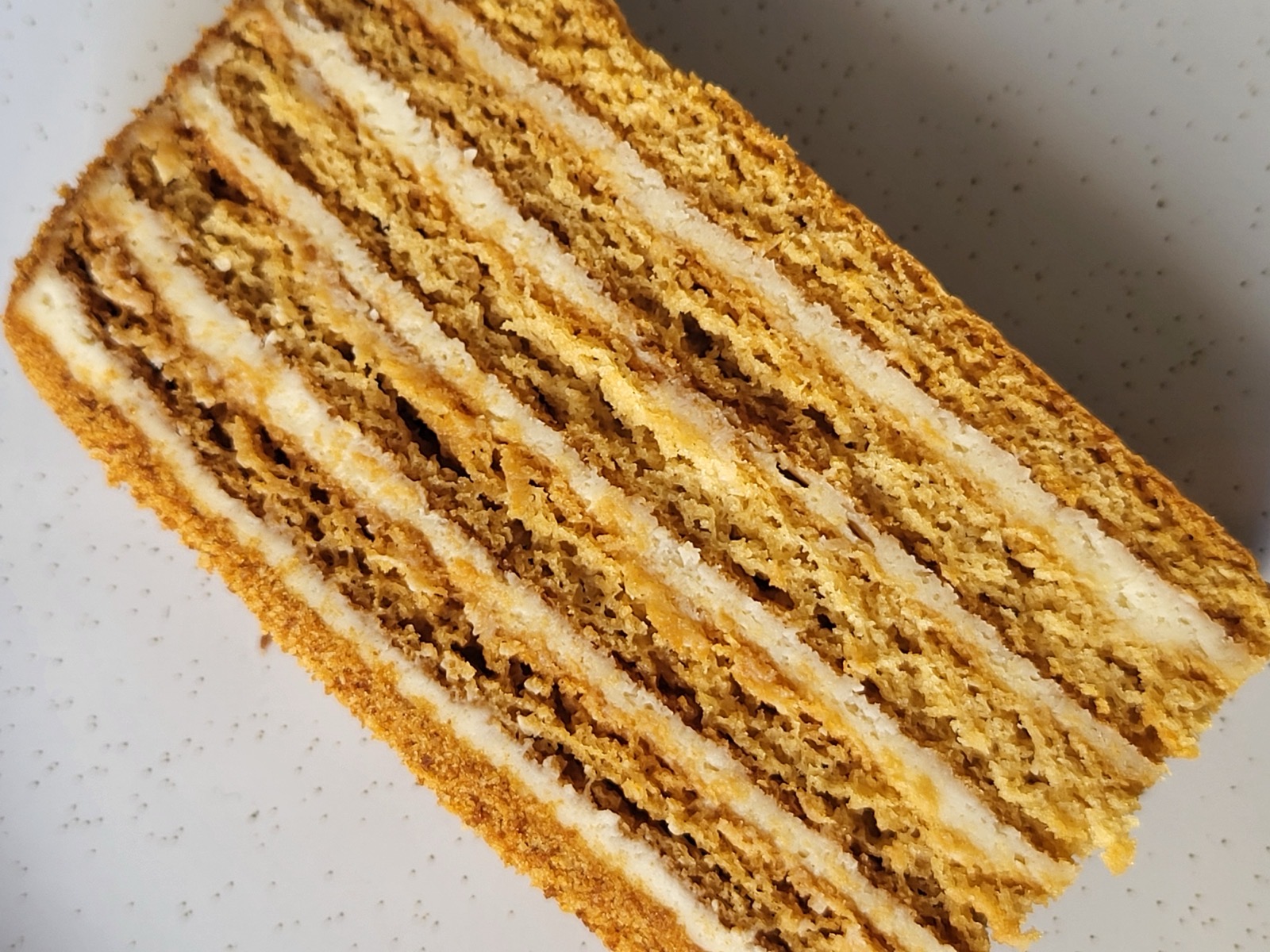 Медовик у Лісабоні на замовлення — домашній український honey cake з медовими коржами та ніжним кремом.