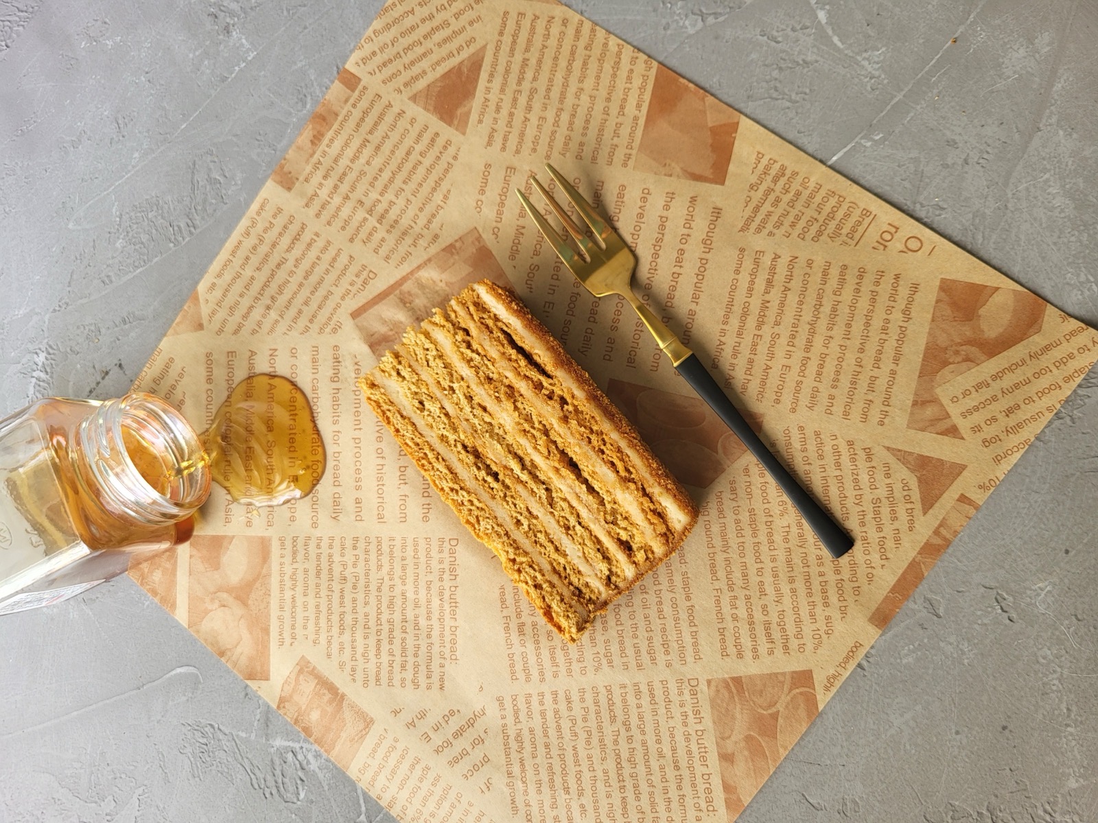 Медовик у Лісабоні на замовлення — домашній український honey cake з медовими коржами та ніжним кремом.