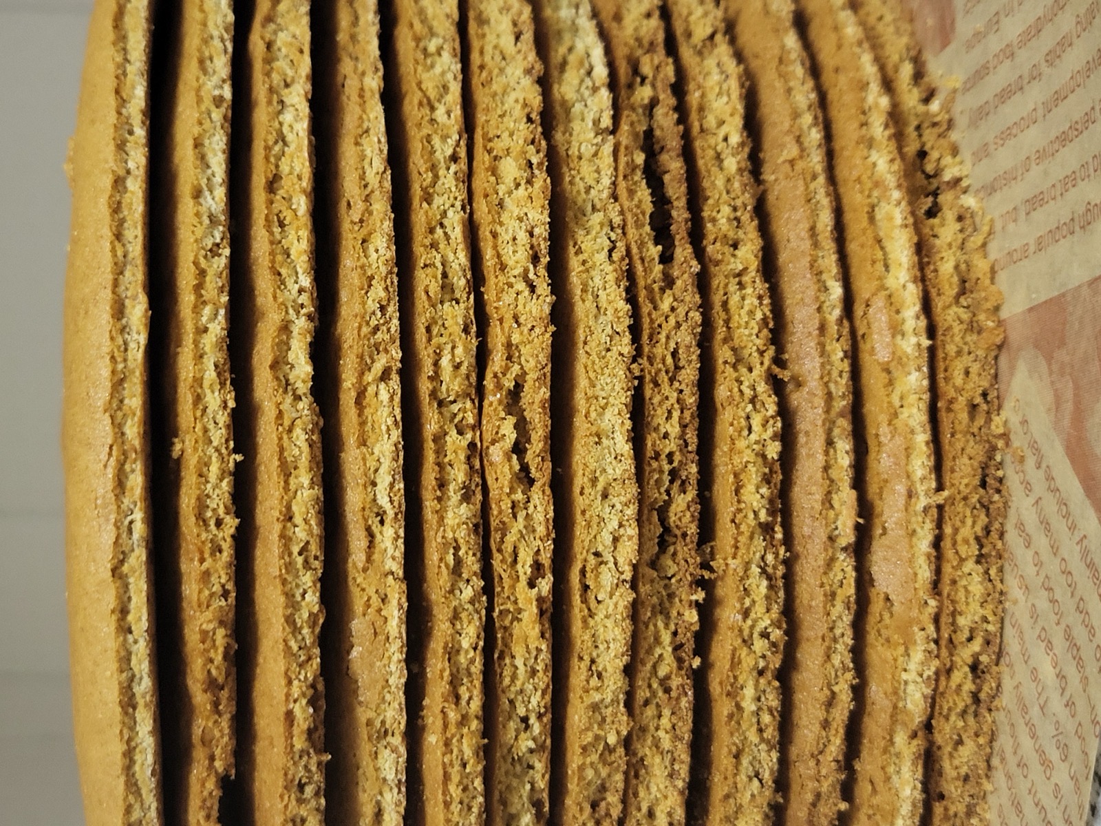 Медовик у Лісабоні на замовлення — домашній український honey cake з медовими коржами та ніжним кремом.