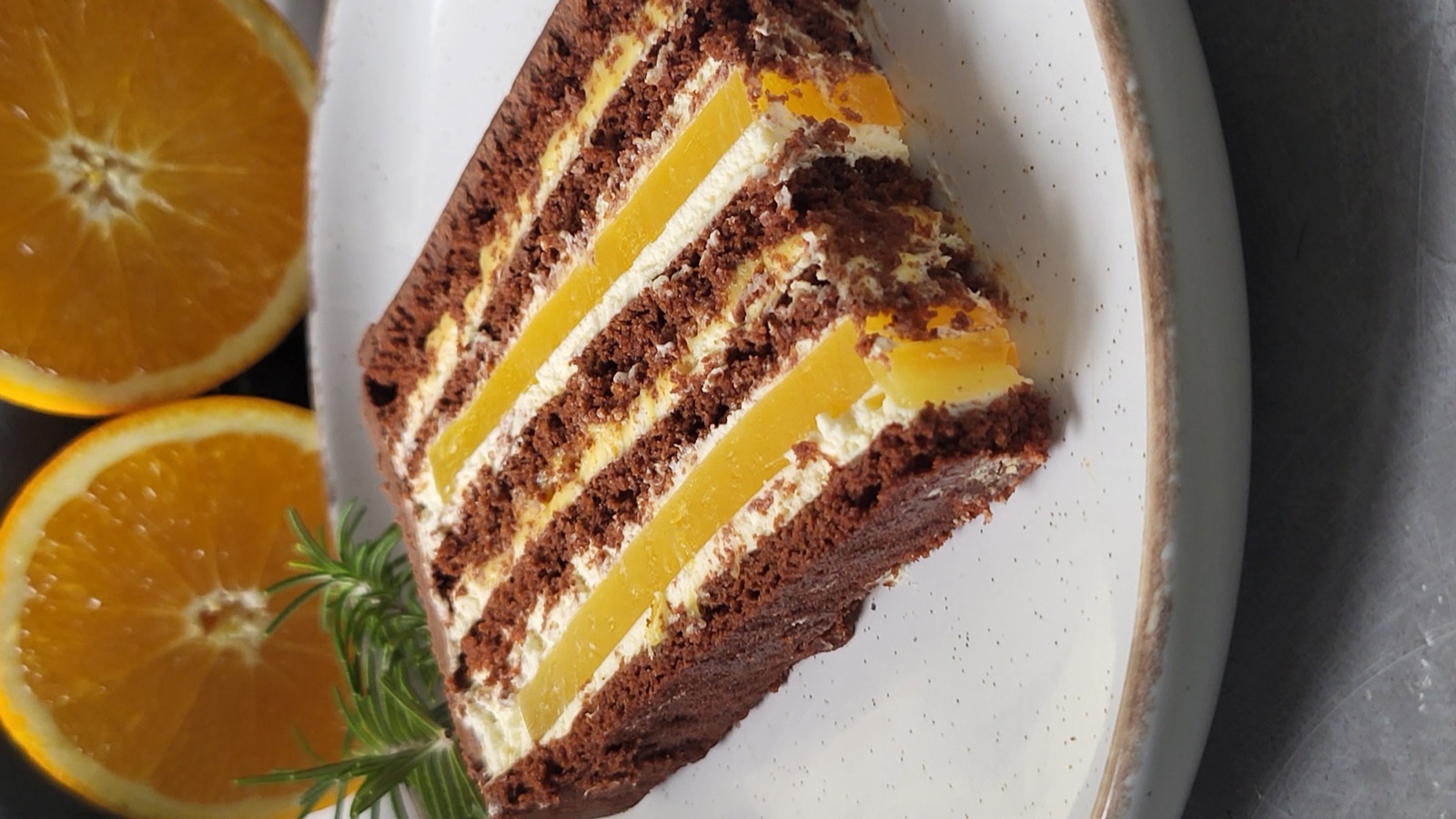 Медовик у Лісабоні на замовлення — домашній український honey cake з медовими коржами та ніжним кремом.