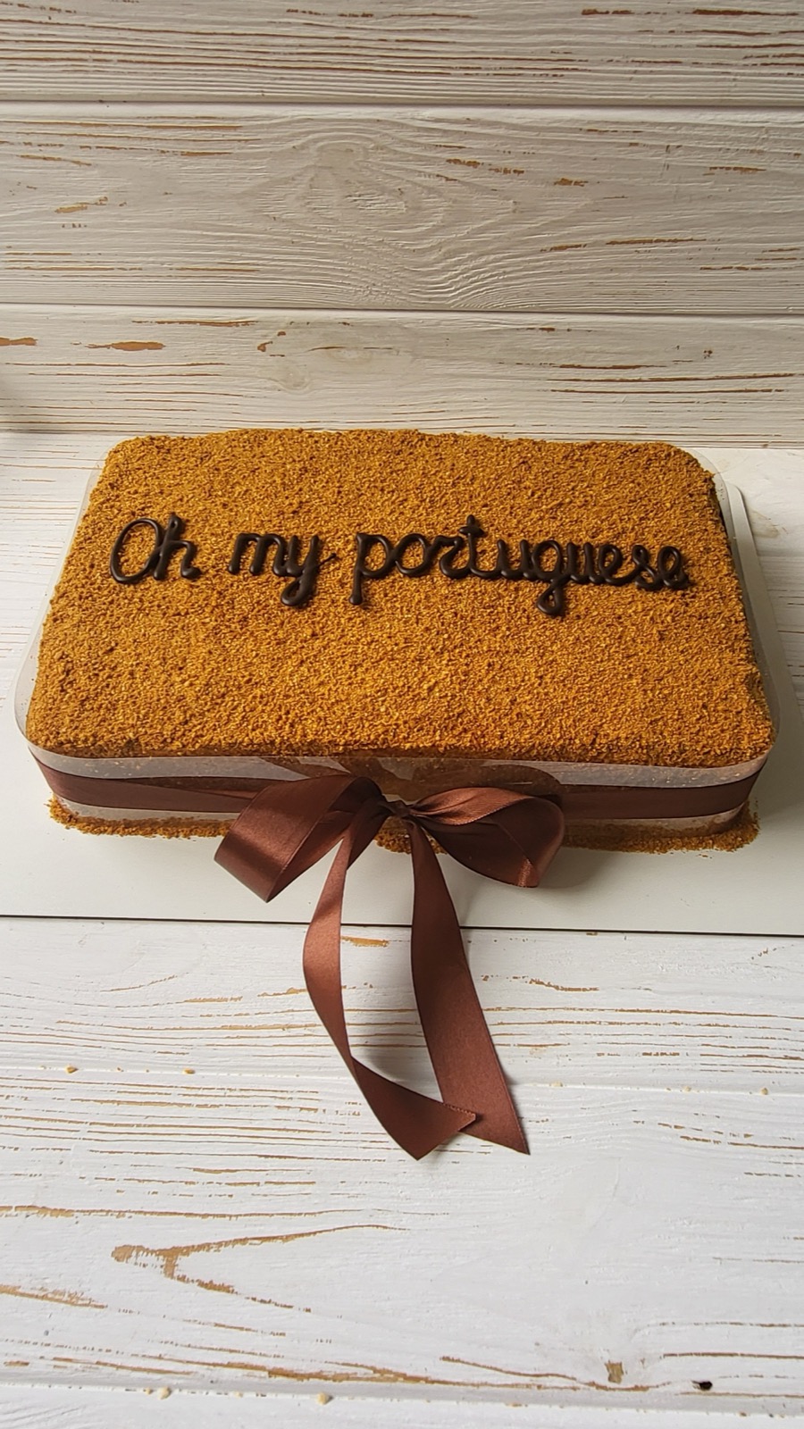 Медовик у Лісабоні на замовлення — домашній український honey cake з медовими коржами та ніжним кремом.