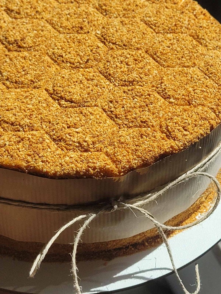 Honey cake (Medivnyk) in Lisbon to order — honey layers with a honeycomb pattern and craft wrap.