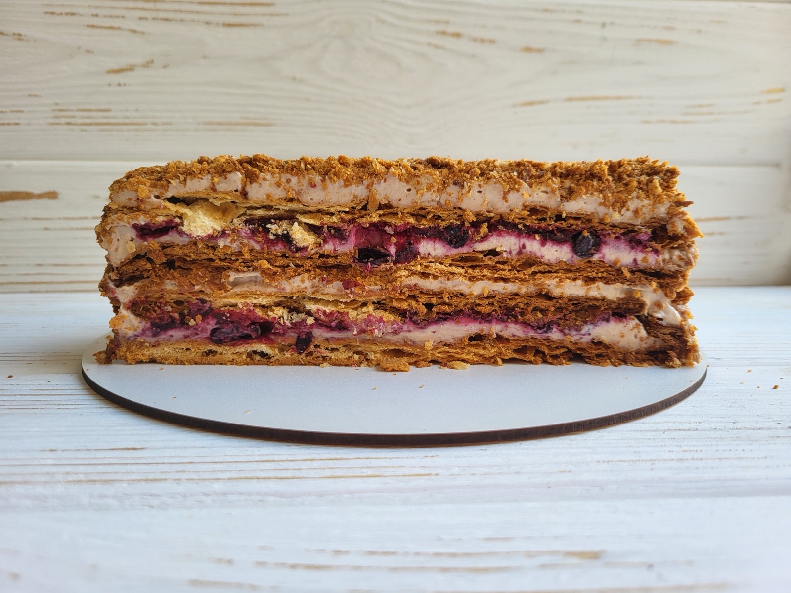 Торт Наполеон у Лісабоні на замовлення — тонкі шари листкового тіста з ніжним кремом, класика як удома.