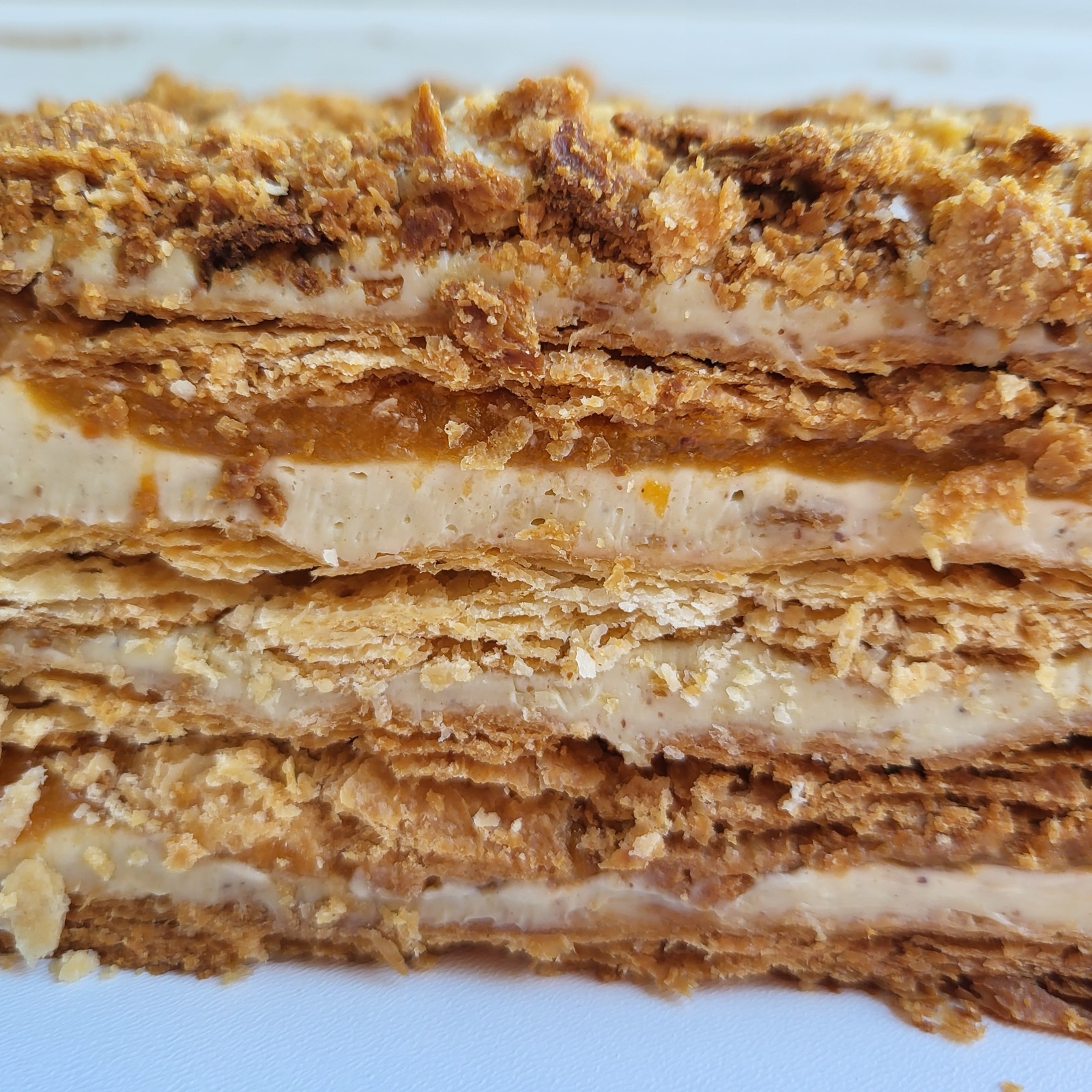 Торт Наполеон у Лісабоні на замовлення — тонкі шари листкового тіста з ніжним кремом, класика як удома.