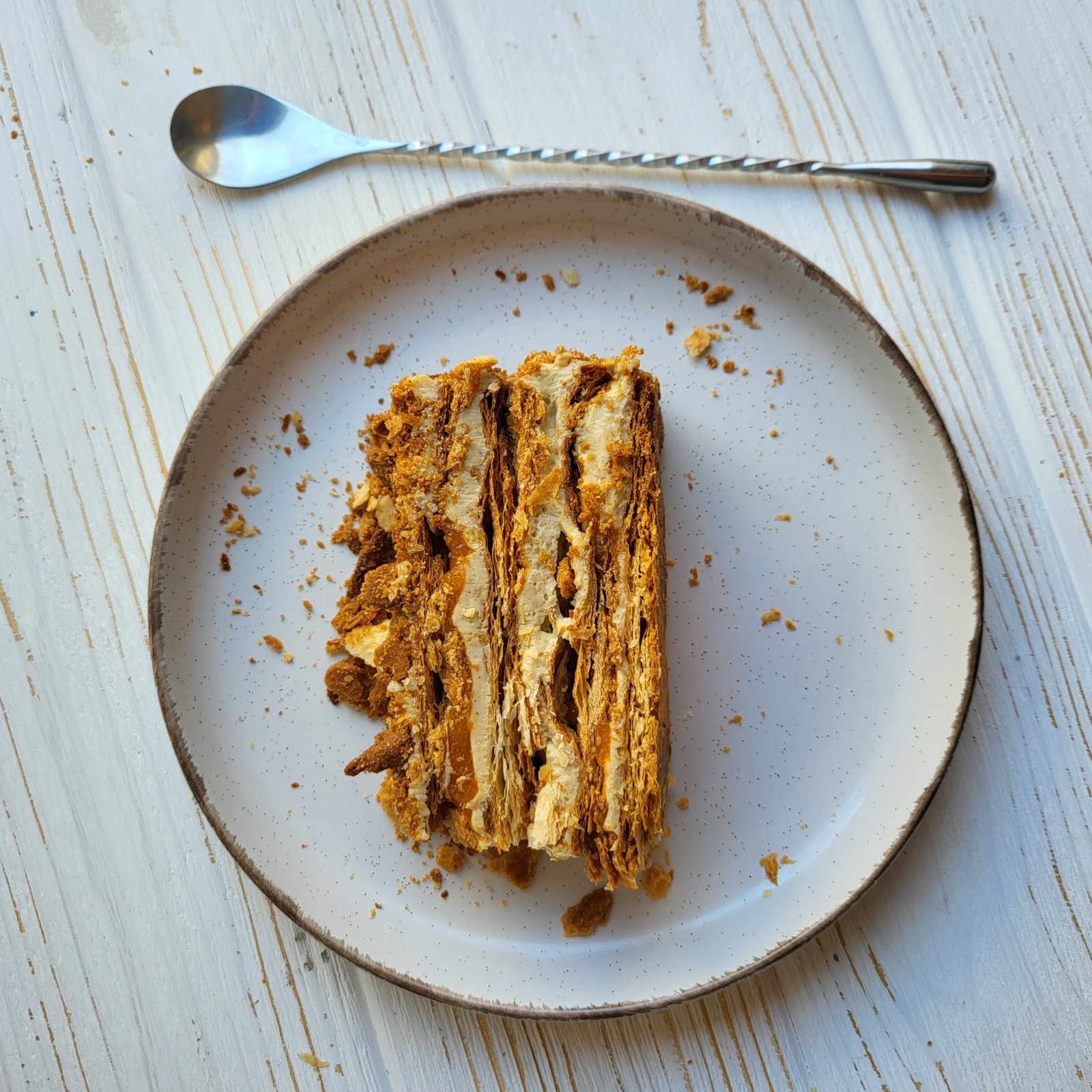 Торт Наполеон у Лісабоні на замовлення — тонкі шари листкового тіста з ніжним кремом, класика як удома.