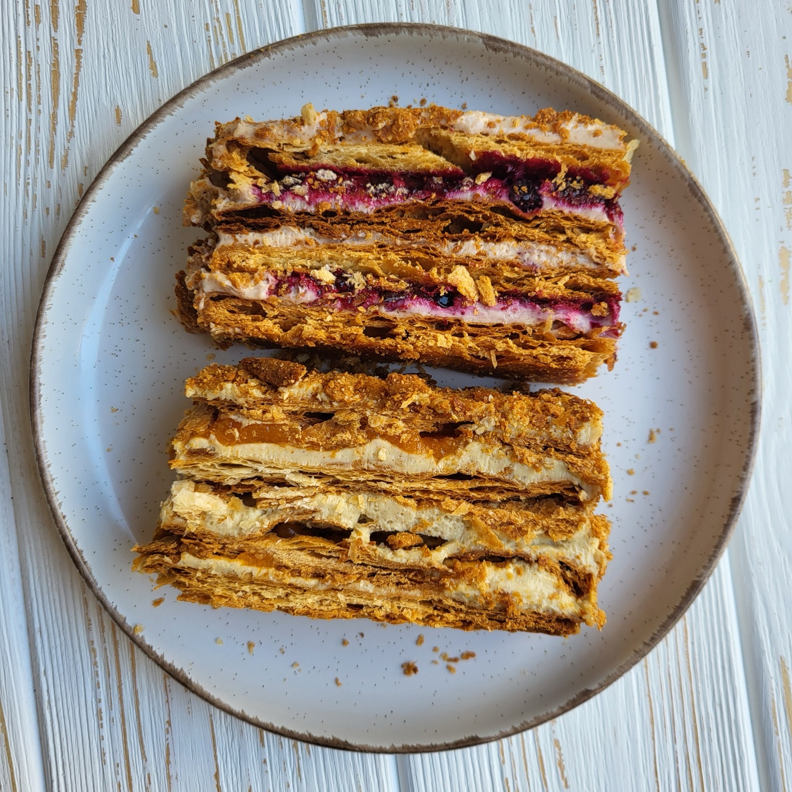 Торт Наполеон у Лісабоні на замовлення — тонкі шари листкового тіста з ніжним кремом, класика як удома.