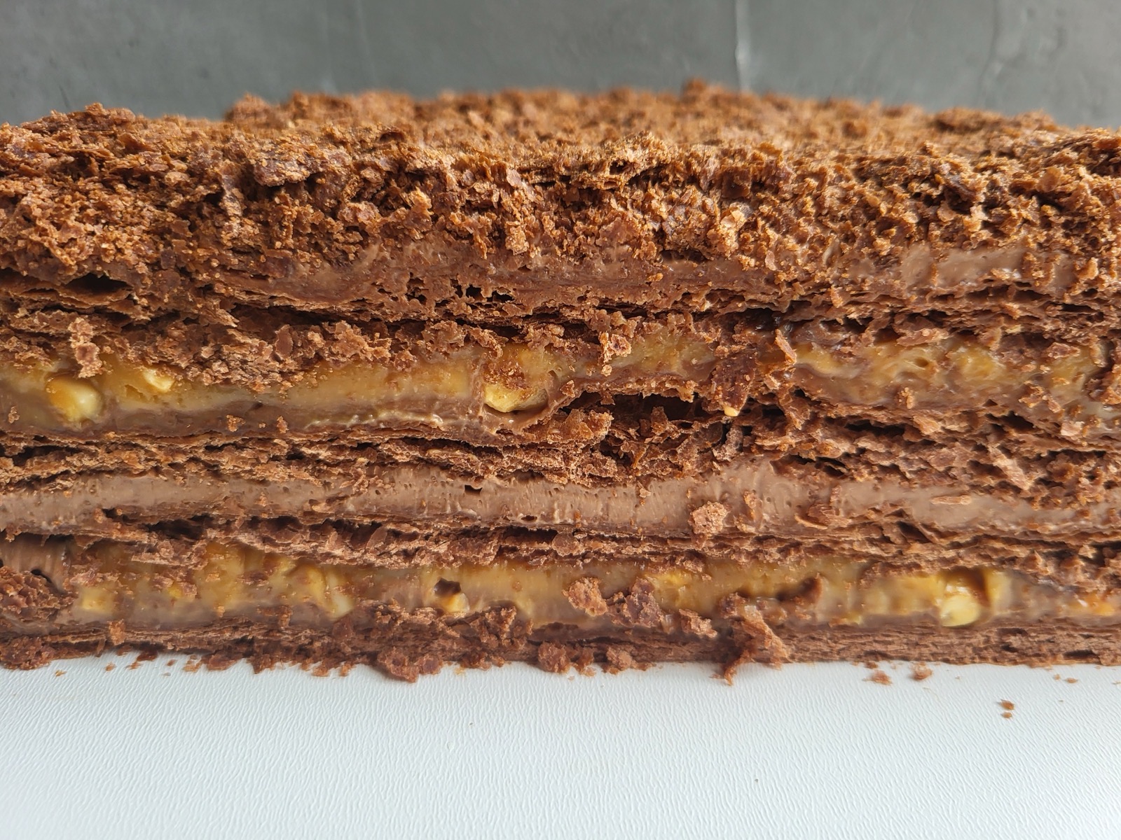 Торт Наполеон у Лісабоні на замовлення — тонкі шари листкового тіста з ніжним кремом, класика як удома.