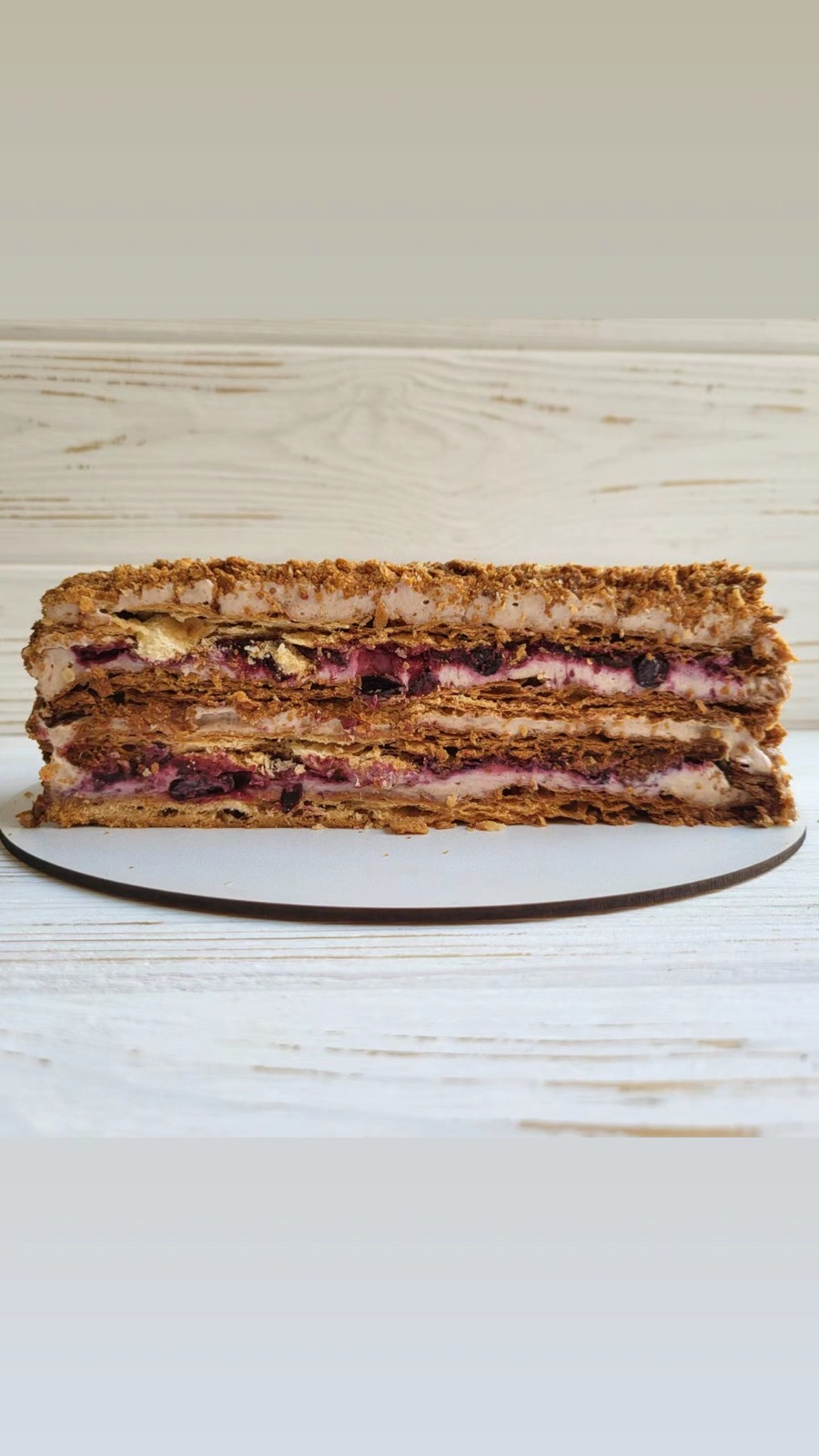 Торт Наполеон у Лісабоні на замовлення — тонкі шари листкового тіста з ніжним кремом, класика як удома.