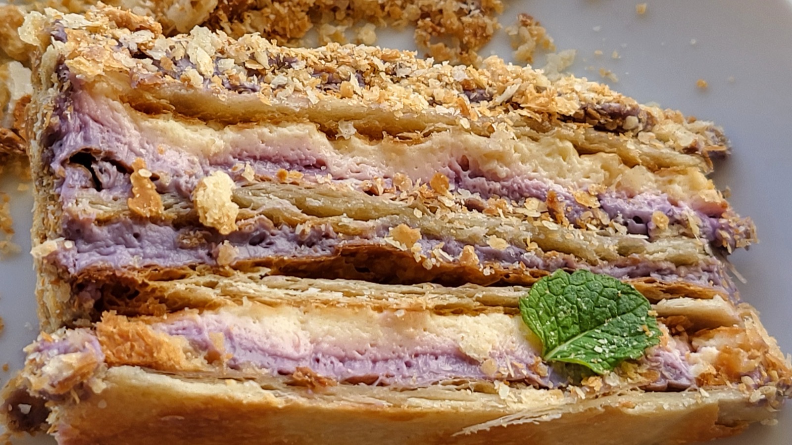 Торт Наполеон у Лісабоні на замовлення — тонкі шари листкового тіста з ніжним кремом, класика як удома.