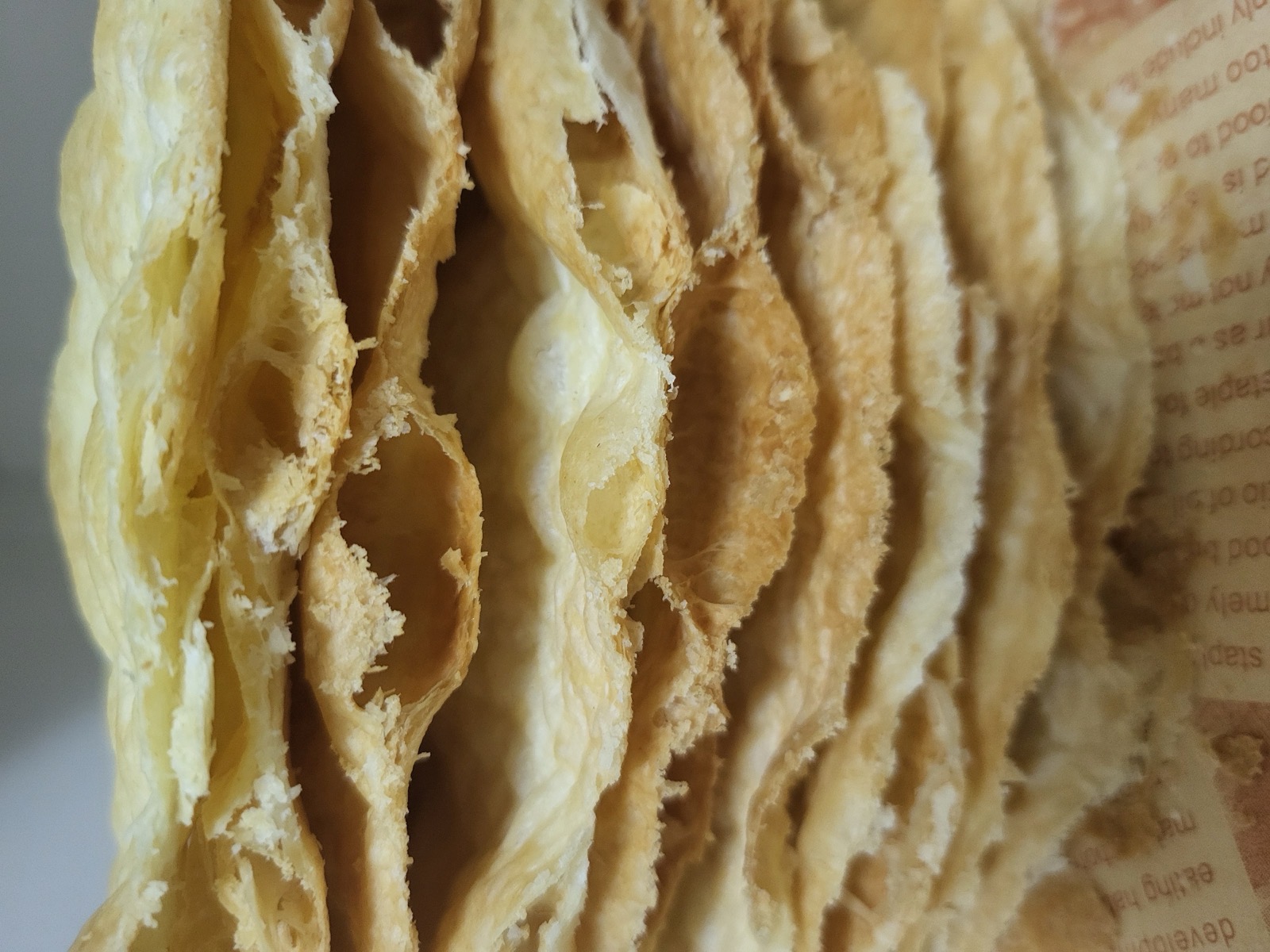 Торт Наполеон у Лісабоні на замовлення — тонкі шари листкового тіста з ніжним кремом, класика як удома.