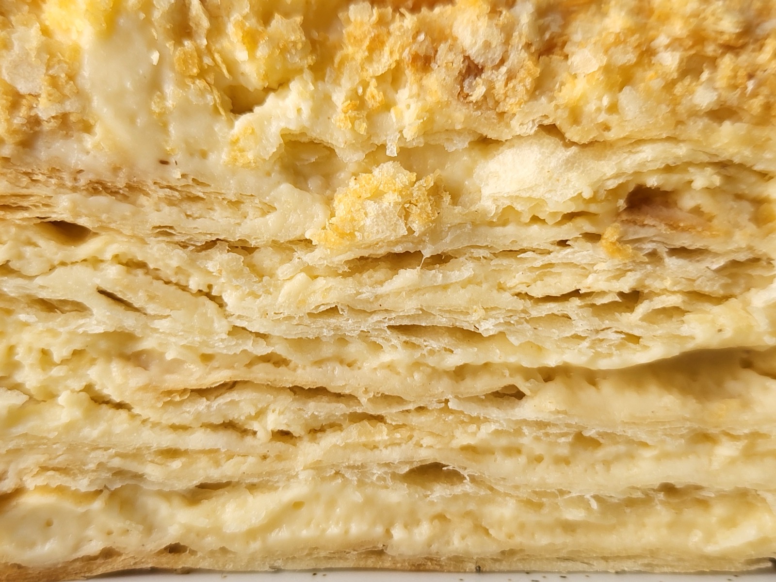 Торт Наполеон у Лісабоні на замовлення — тонкі шари листкового тіста з ніжним кремом, класика як удома.