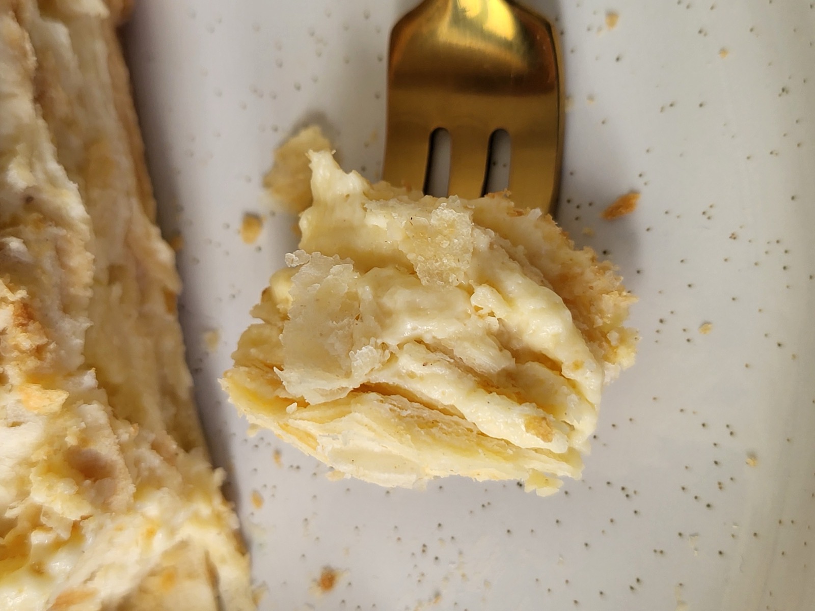 Торт Наполеон у Лісабоні на замовлення — тонкі шари листкового тіста з ніжним кремом, класика як удома.