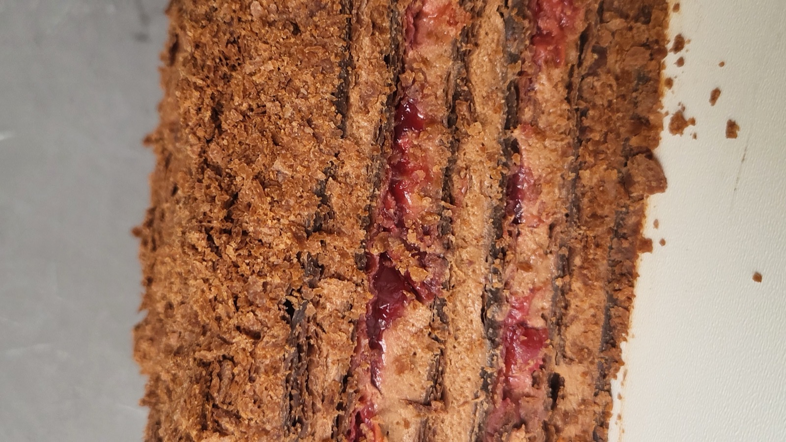 Торт Наполеон у Лісабоні на замовлення — тонкі шари листкового тіста з ніжним кремом, класика як удома.