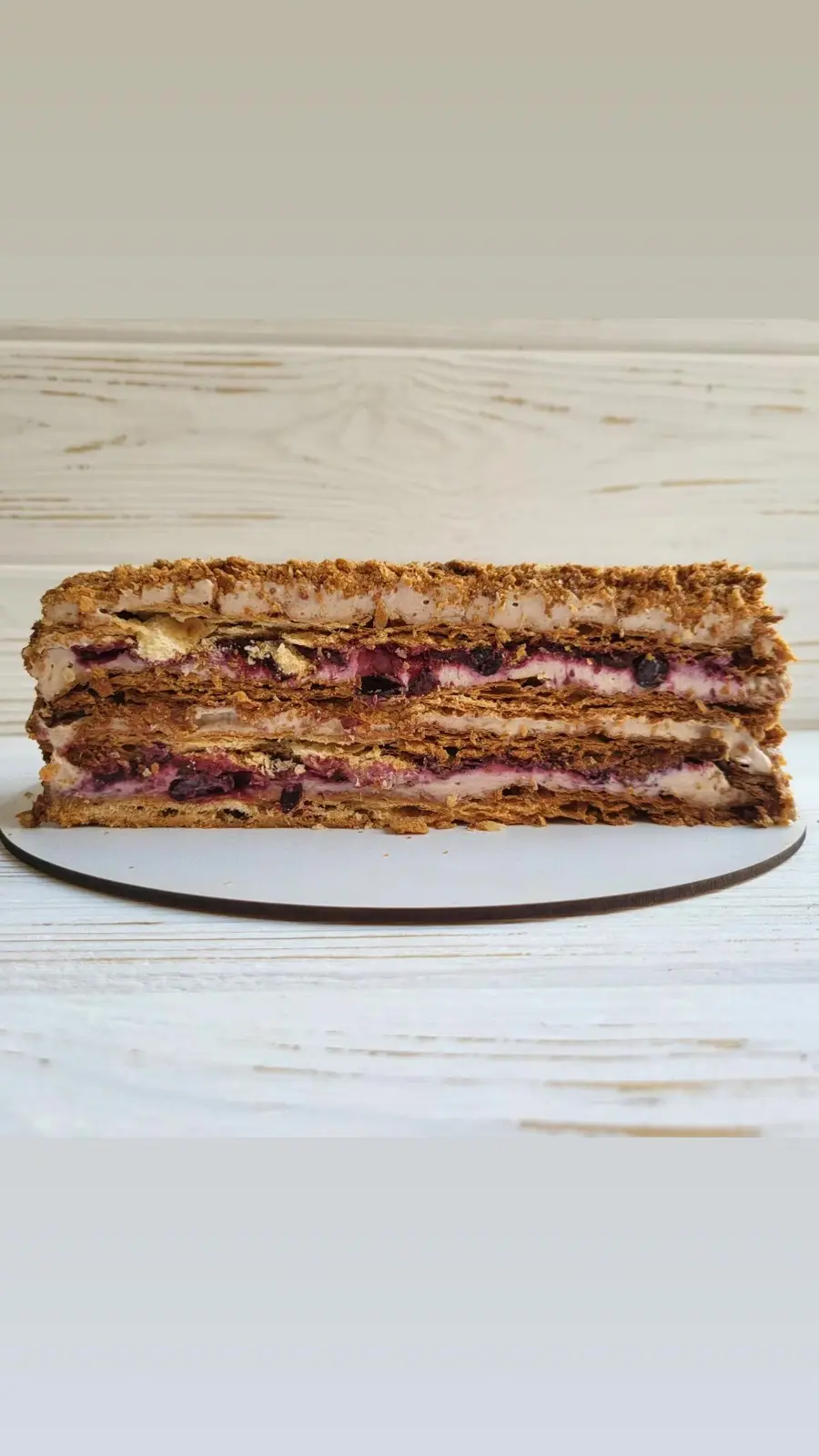 Наполеон Пекан–Чорна смородина — торт на замовлення у Лісабоні