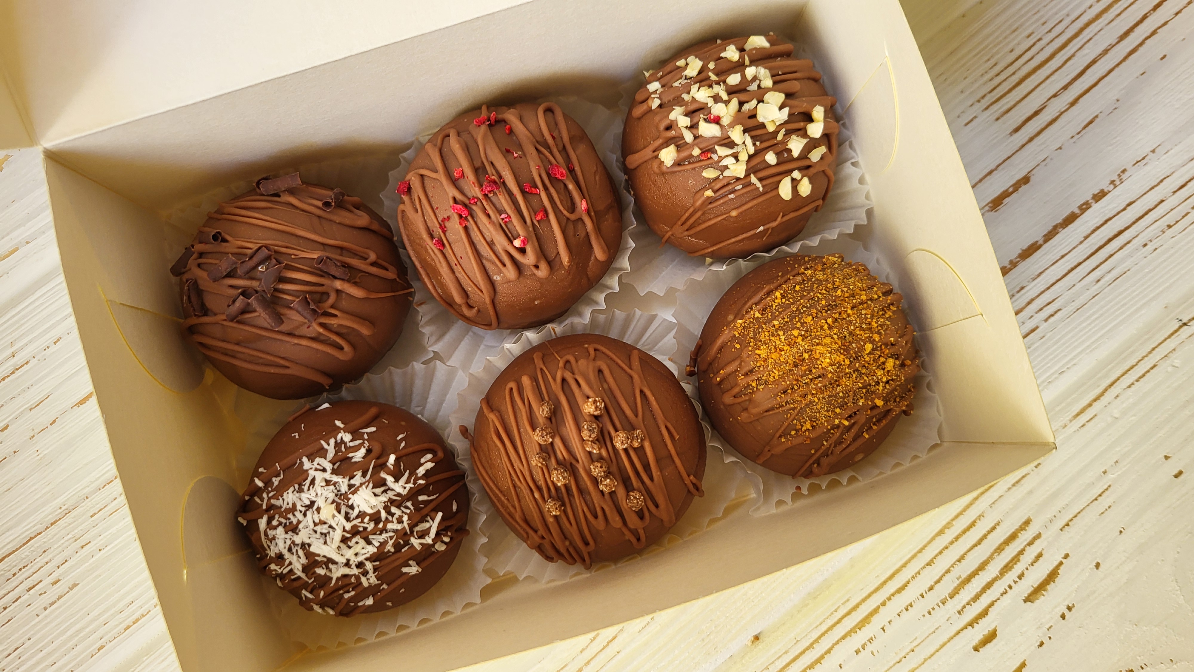 Cake balls на замовлення в Лісабоні — тістечка-кульки з різними смаками.