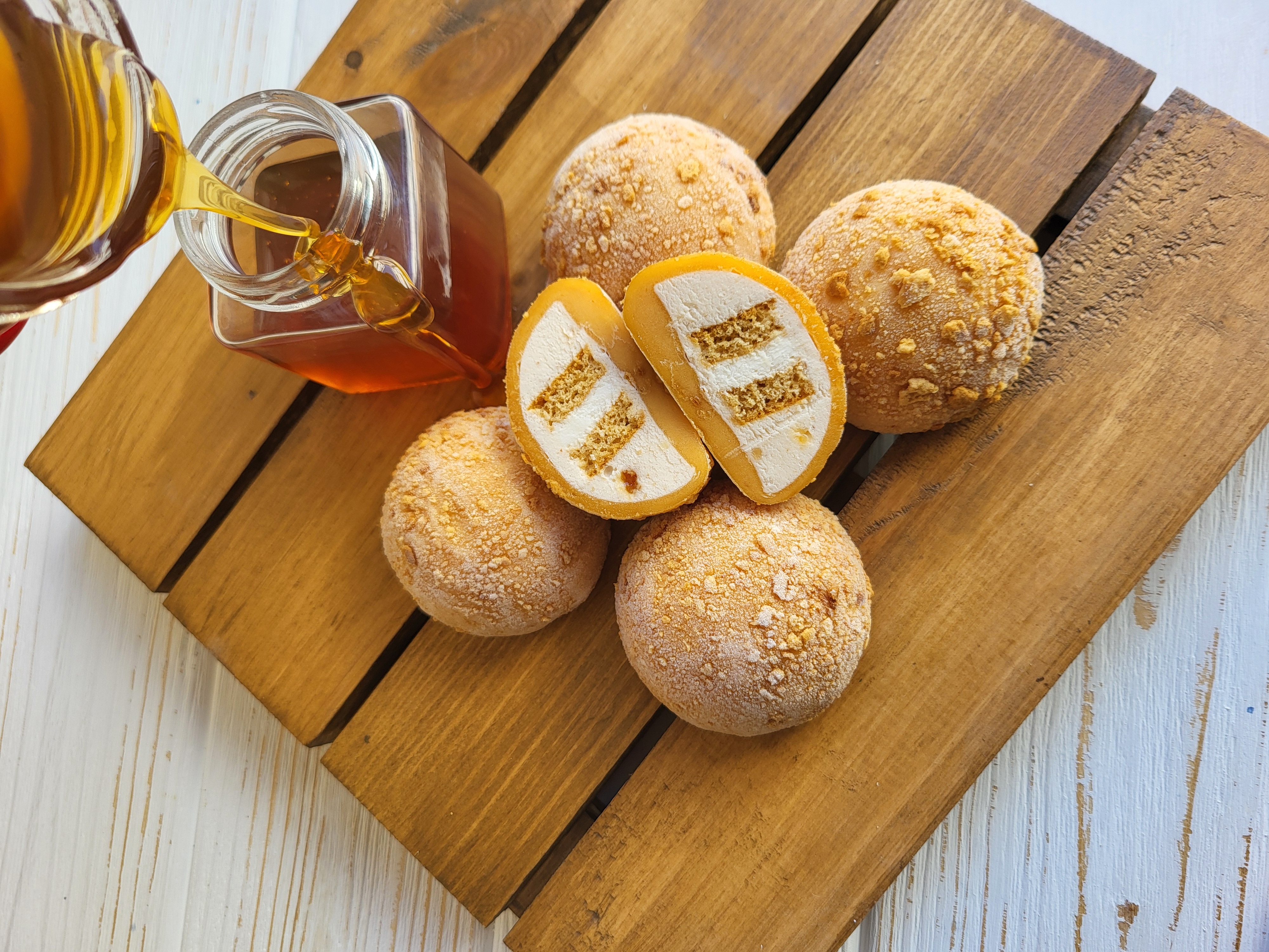 Моті: медівник